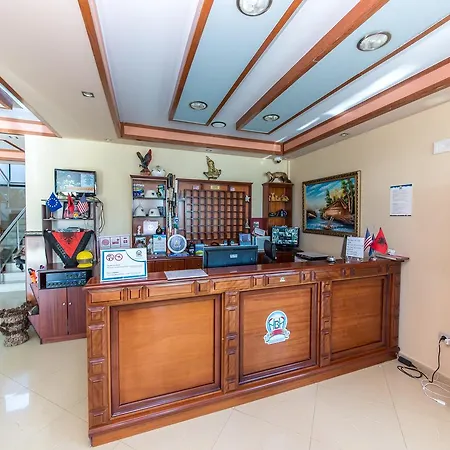 巴哈马斯酒店 4* Sarandë