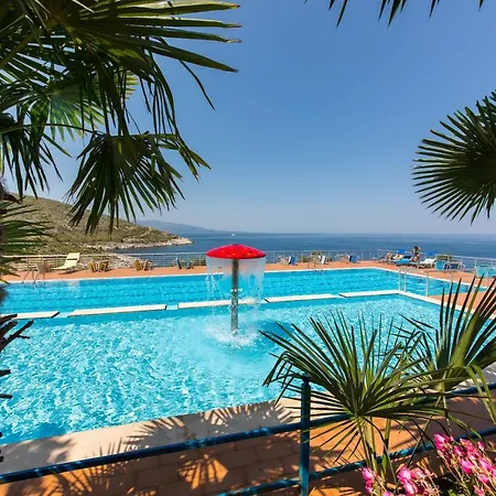 巴哈马斯酒店 4* Sarandë